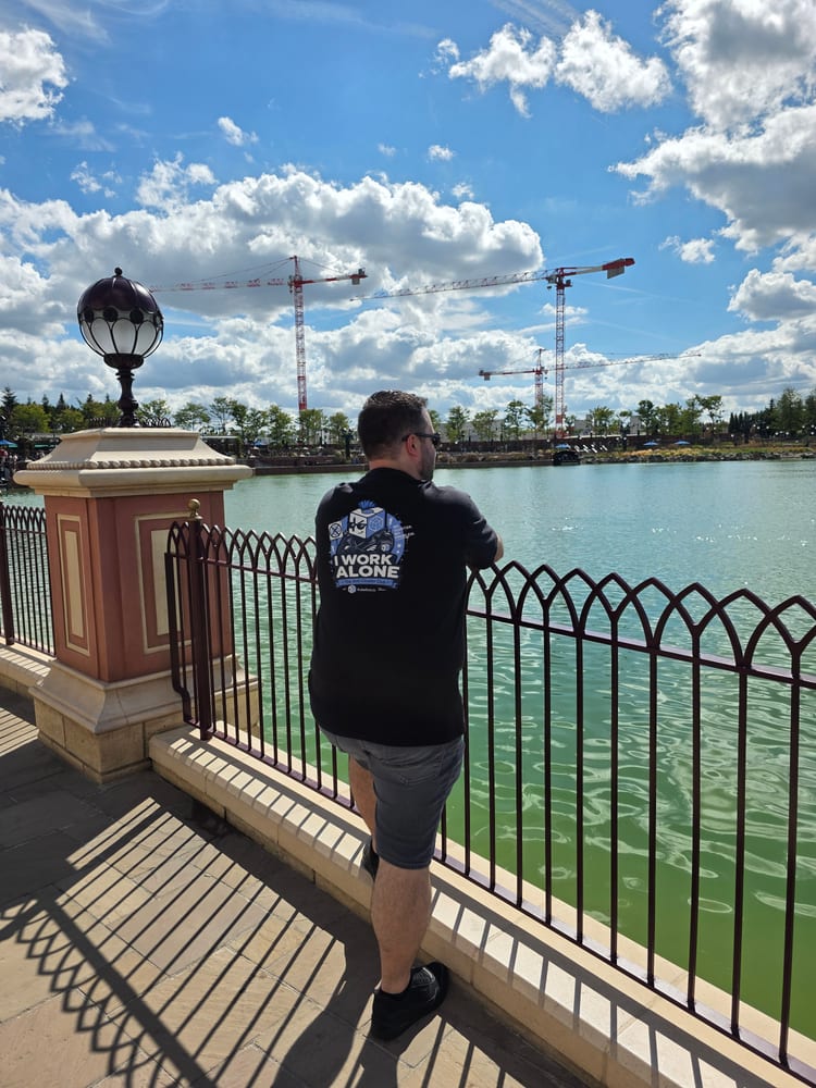 Benoit Schipper wearing a KubeSolo t-shirt at Disneyland Paris